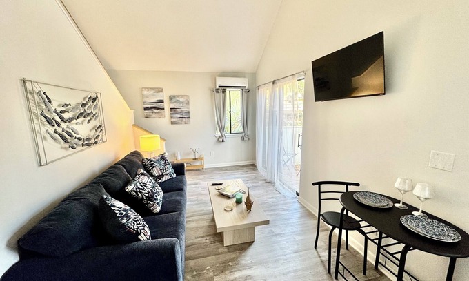 Ocean Ridge Condo | Modern Coastal Retreat Near the Beach & Golf - Sleeps 4