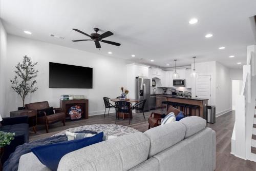 Auburn - Opelika House | Modern Comfort Near AU l Perfect for Families & Fans