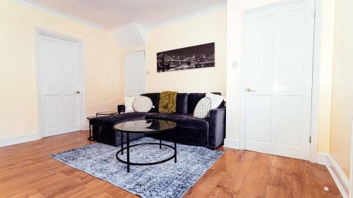 Hatfield Apartment | Modern, comfy 2 bedroom House in Hatfield, town centre, free parking, large garden