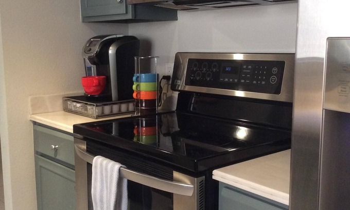 Warm Sands Condo | Modern Comfy 2 BR 2 BA Ground Floor Condo Steps to Downtown PS