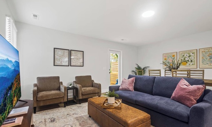 Taylors House | Modern & Comfy, Private Deck, 10 min to Paris Mtn + Greenville