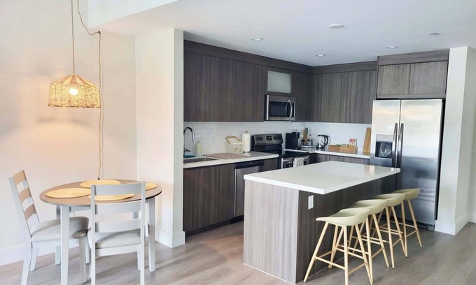 Parkside Apartment | Modern condo near beach w/full kitchen
