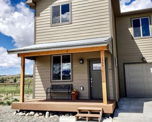 Ennis House | Modern Condominium with Pet-Friendly Drift Boat Parking near Madison River in Ennis, Montana
