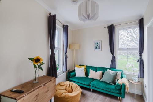 Canning Town North Apartment | Modern Cosy Corner Flat 3 bed and loft sleep 7 people