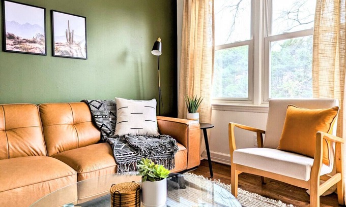 Wade Hampton House | Modern, Cozy 2bd Home, walk to Starbucks