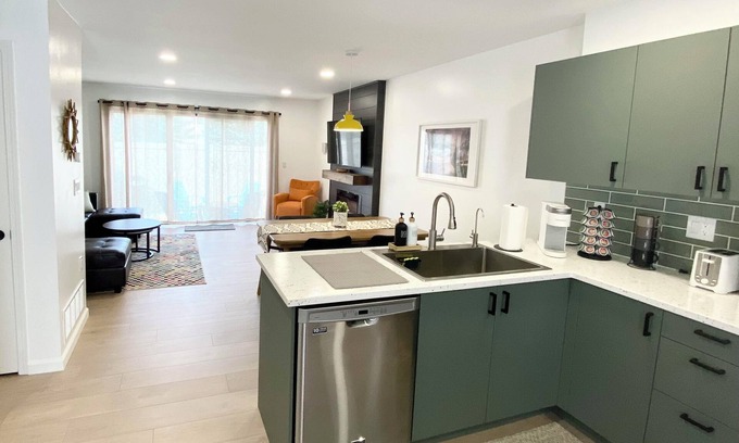 Dublin House | Modern & Cozy 2BR Townhouse