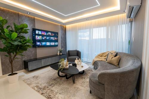 Punal Apartment | Modern 3BR! 9FL, King Bed! STI with Pool! Fast wifi!