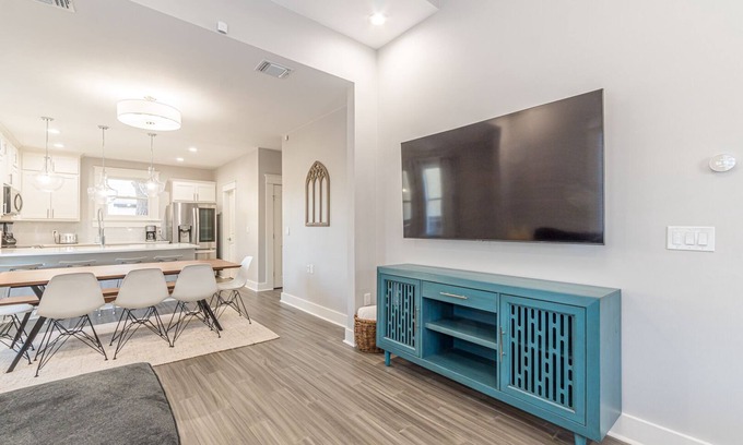 Southtown House | Modern Downtown retreat, walk to the Convention Center & Riverwalk