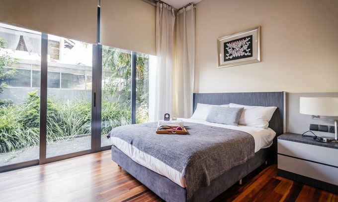 Bedok House | Modern en-suites room EZS-1 with shared pool in bungalow
