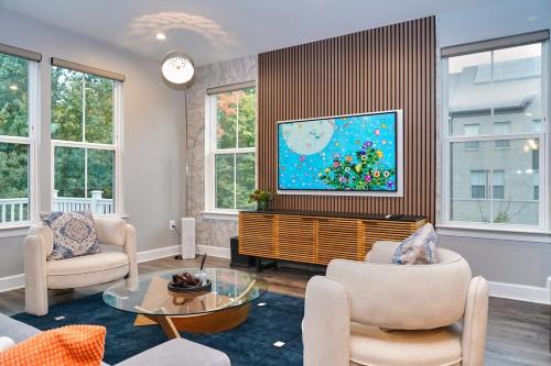 Largo Villa | Modern Escape Steps from FedEx Field & Near DC
