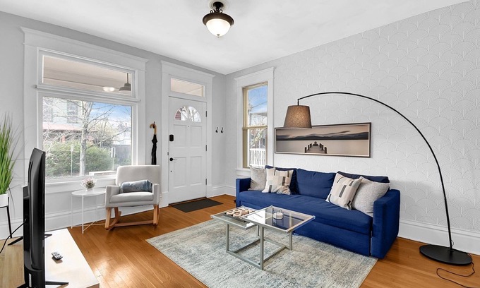 Olde Towne East Apartment | Modern European 👍 Style 1BR Near DT on Historic St.