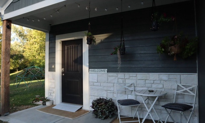 North Kansas City House | Modern, Family-Friendly Space, Quick KC Downtown, Driveway, Quiet Road & Nature!