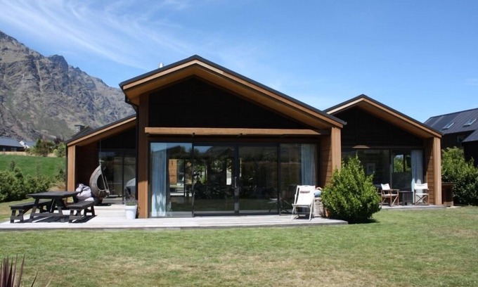 Jacks Point House | Modern Family Home - available long weekends and school holidays!