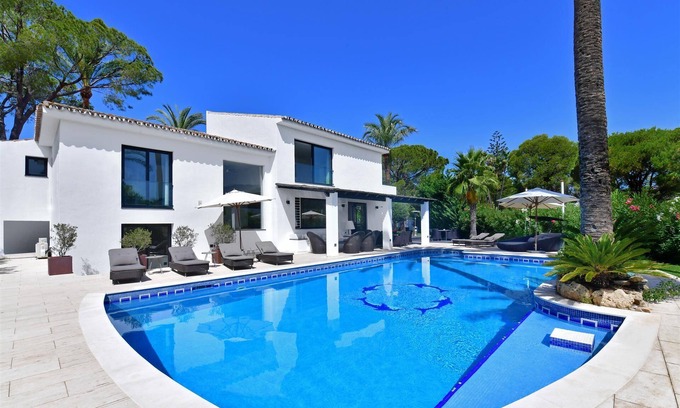 Nueva Andalucia Villa | Modern family villa with 5 bedrooms