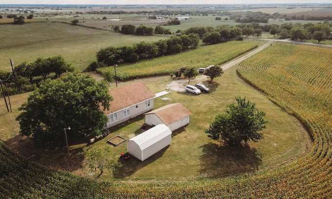 Manor House | Modern Farm w/2 Kings: 20 min to Austin, COTA-Tesla