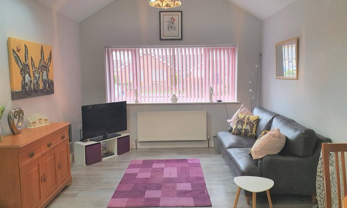 Lincoln Apartment | Modern fully self-contained Annex, free Parking private off street, large Garden