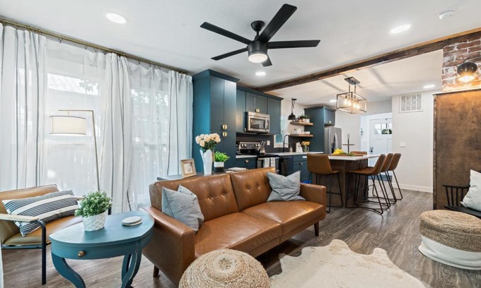 Caldwell House | Modern Gatsby 2b15b Caldwell Near Golf Course!