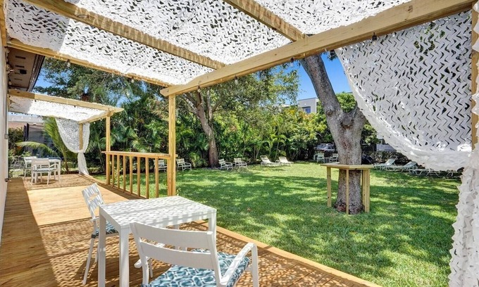 Hallandale Beach Apartment | Modern Hallandale Apt w/Backyard Near Beach