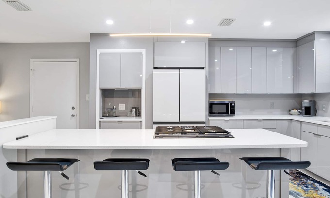 Fairhope House | Modern hideaway in Fairhope! Less than half mile to downtown.