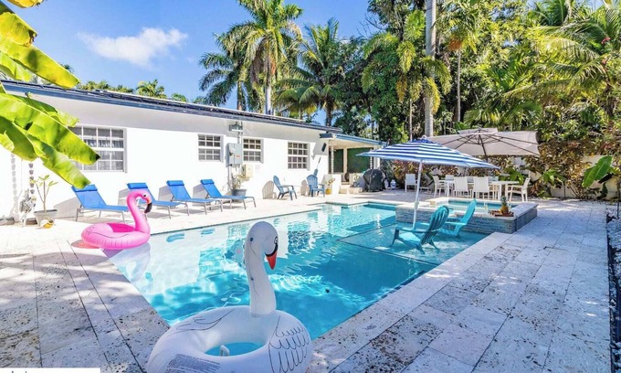 South Lake Villa | Modern Hollywood Beach villa with a private heated saltwater pool, hot tub, and spacious family-friendly layout. Just 1 mile from the ocean & Broadwalk, featuring a full kitchen, open living areas, and tropical outdoor lounge spaces.