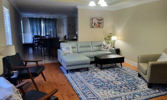 Mobile House | Modern home in quiet cul-de-sac near University of South Alabama!