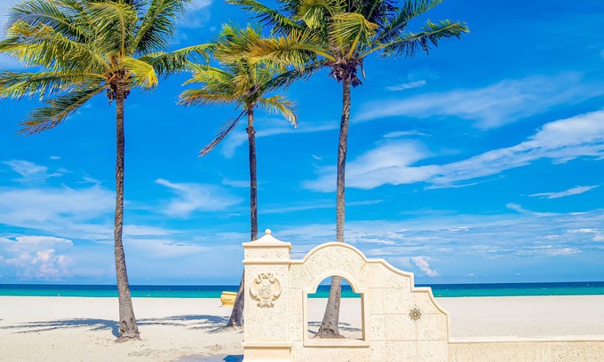 Hollywood Cottage | Modern Home w/Balcony & Patios, Steps to the Beach