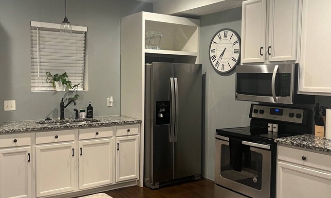 Dacula House | Modern & Homely Basemant with private entrance/king bed