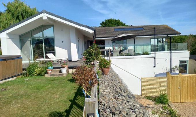 Minster on Sea House | Modern House With Stunning Views, hot Tub, 6 min to Beach, Outdoor Pool