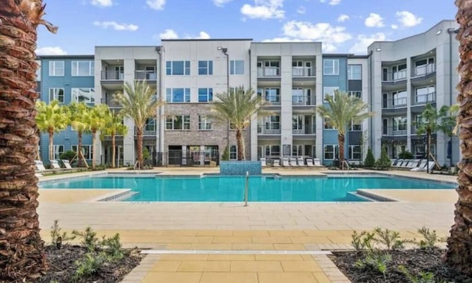 Southside Apartment | Modern King Bed Deerwood Pool Gym Downtown Jax I95