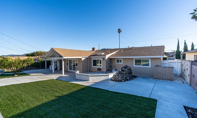 Casa Conejo House | Modern King Beds/Beautiful Large yards/Long Stay/WI-FI/WFH/25 mins to Beach/FWY