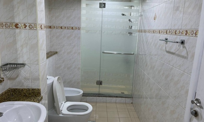 Jumeirah Lake Towers Apartment | Modern Lake View 1 Bedroom Apt in JLT