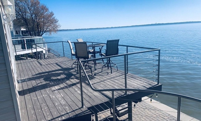 Clear Lake House | Modern lakefront 3BD/3BR house breathtaking views