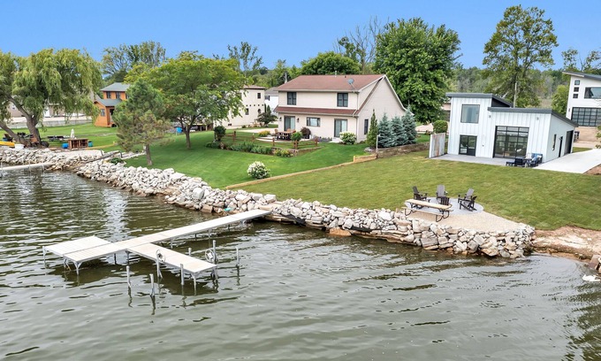 Suamico Cottage | Modern Lakefront Cottage Minutes From Green Bay!