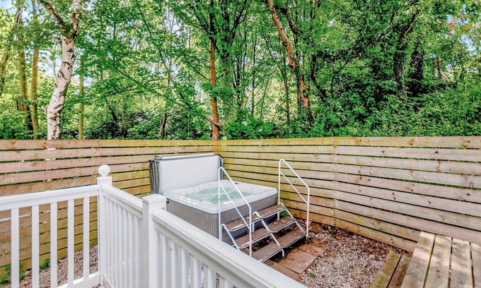 Longridge Cabin | Modern lodge with one double with ensuite shower and one twin.