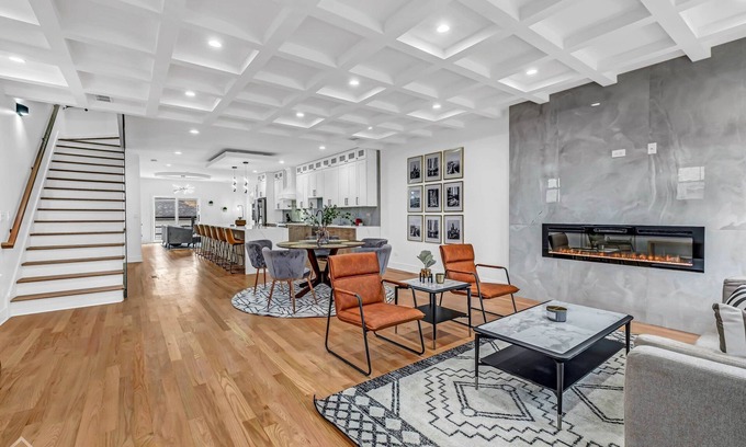 Chicago House | Modern, Luxe, House 20mins to Downtown, Sleeps 16, Private Rooftop, 2car Garage