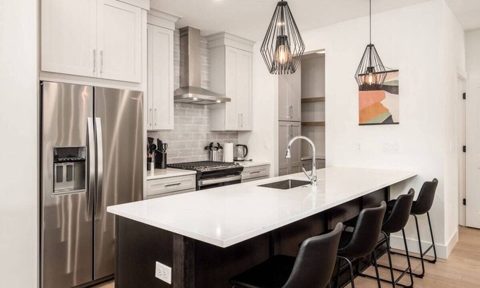 Near East Columbus House | Modern Luxury 4BR/3.5BA Oasis in Historic Old Town East PD