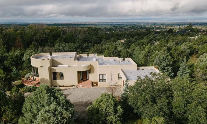 Arroyo Seco House | Modern Luxury & Sweeping Views in Arroyo Seco/Taos. Welcome to Walking Rain