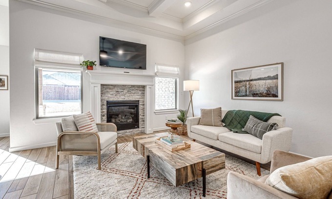 Edmond House | Modern Marvel in West Edmond: Luxury Living Redefined!