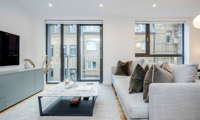 St James House | Modern Mayfair Townhouse by Buckingham Palace with AC. 3 Bedroom 3 Bathroom