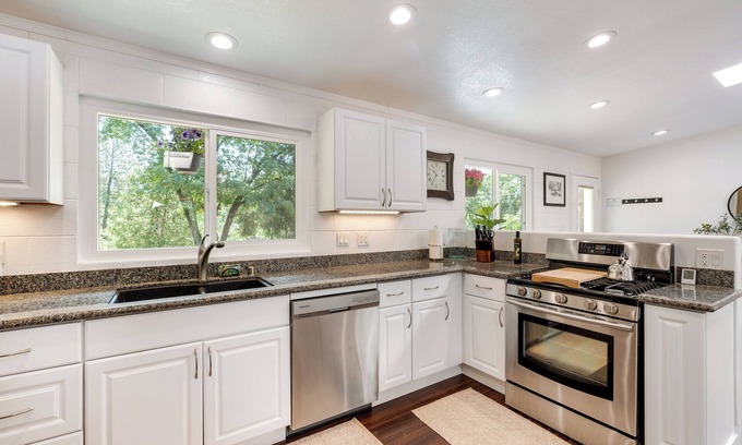 Meadow Vista Cottage | Modern Meadow Vista Vacation Home w/Spacious Deck