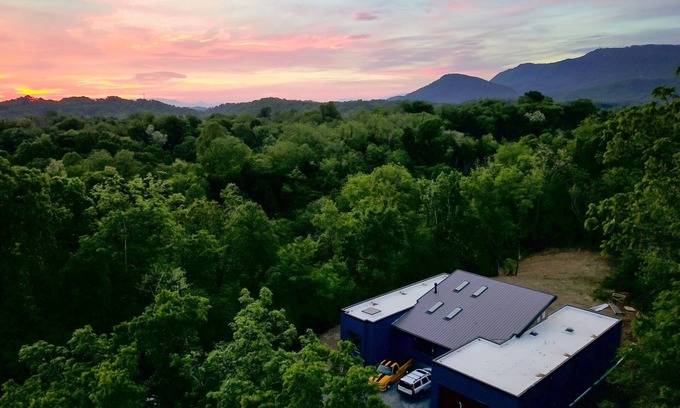 Seymour House | Modern Mountain Getaway