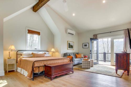 Glenville Apartment | Modern Mountain-View Gem with Deck in Glenville