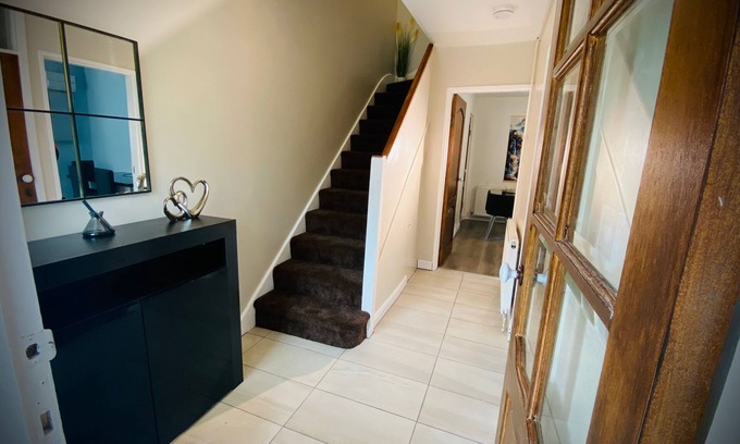 Stevenage House | Modern-PetFriendly-privateGarden-Family-20MinToLDN
