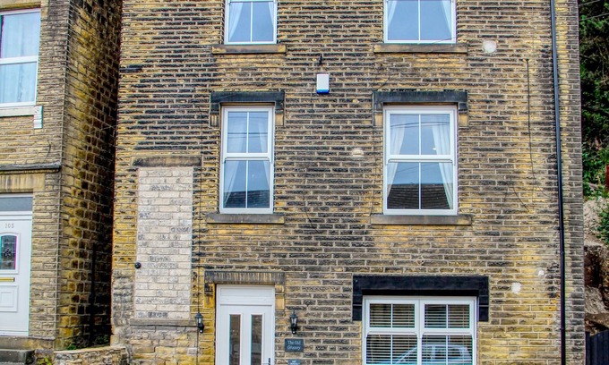 Huddersfield House | Modern property - great location with parking