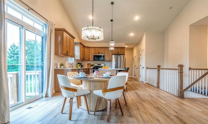 Morris House | Modern Ranch home, Pet Friendly, No Stairs. Near Rock Run Casino, Restaurants