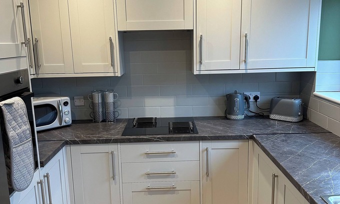 Hull House | Modern refurbed 3 bed house close to local amenities, salt end and Siemens site