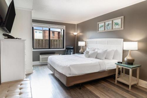 Litchfield by the Sea Apartment | Modern Resort View Room on the First Floor