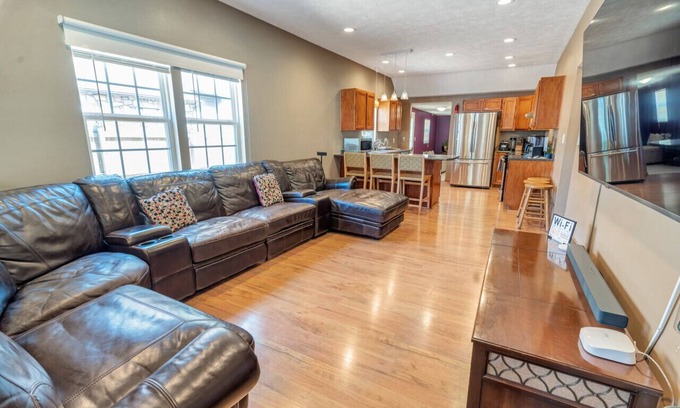 Springfield House | 🏡 Modern SmartHome Retreat Near Downtown Springfield & MSU
