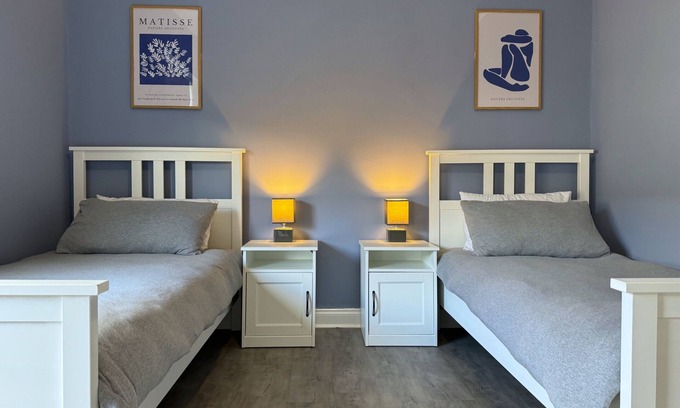 Leigh House | Modern spacious 2 bedroom house in Leigh Self Service, Free Parking