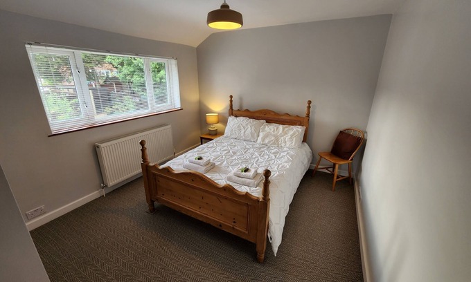 Guildford House | Modern, spacious 3BR home in Guildford, sleeps 8